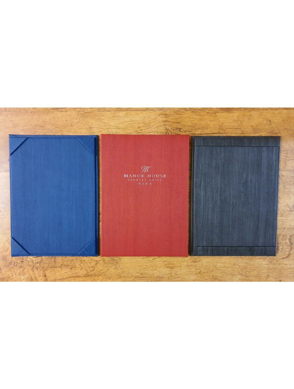 Desky z menu na dřevo v restauraci